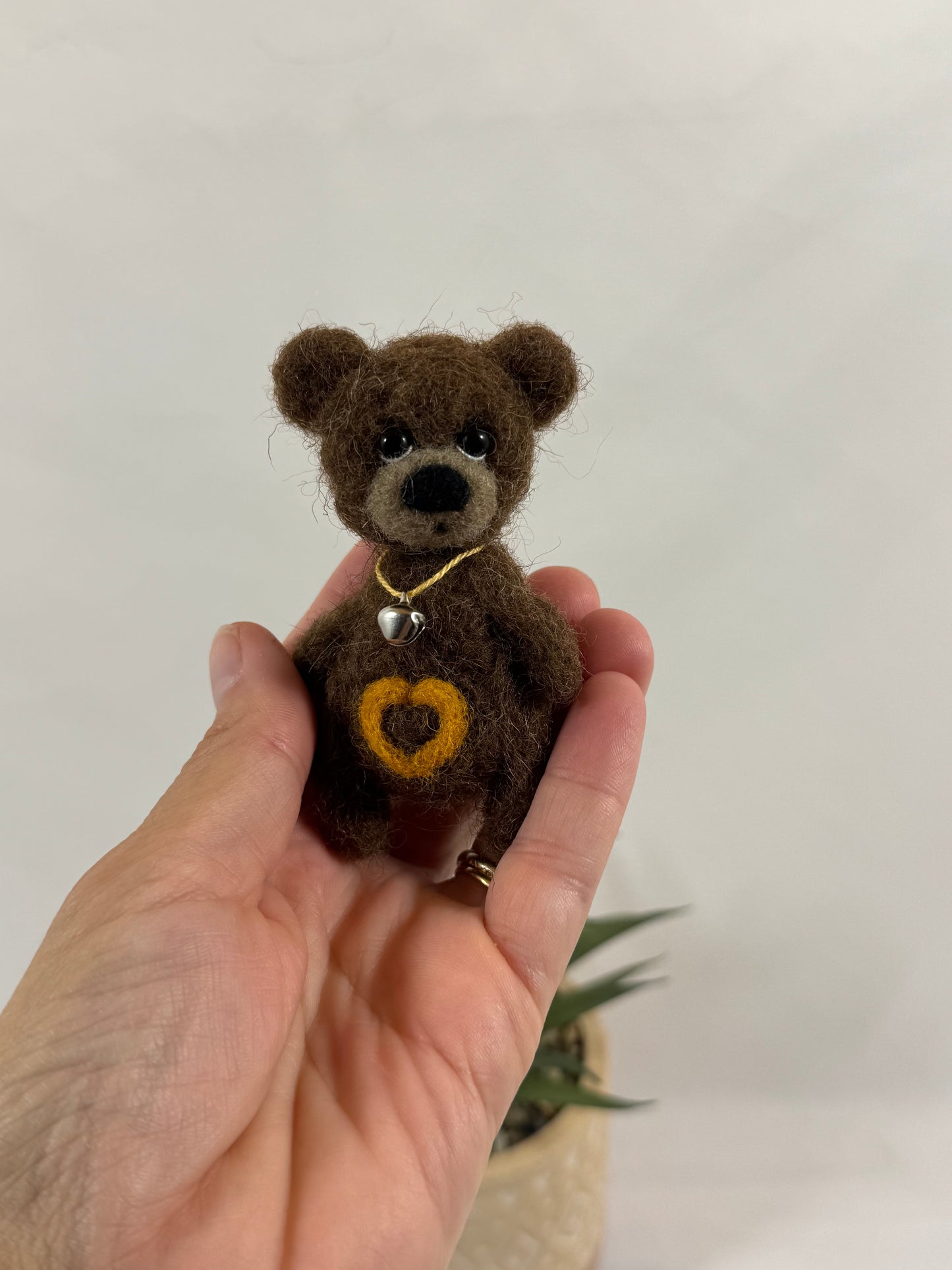 Mini peluche feutrée fait main, petit porte-bonheur protecteur