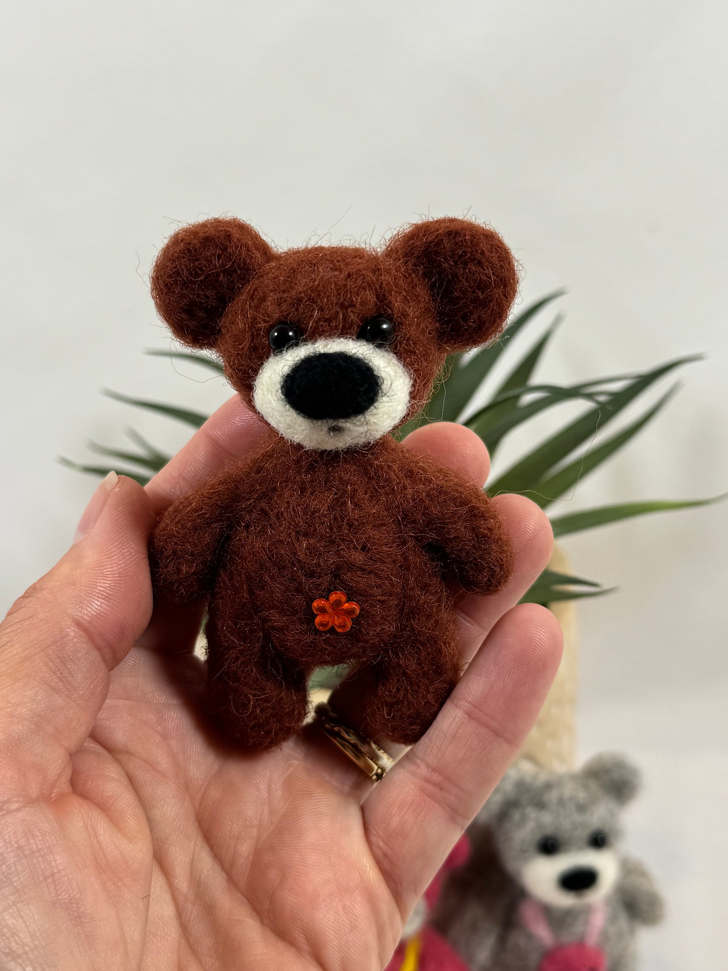 Petit ours feutré artisanal marron 9 cm avec fleur décorative – fait main