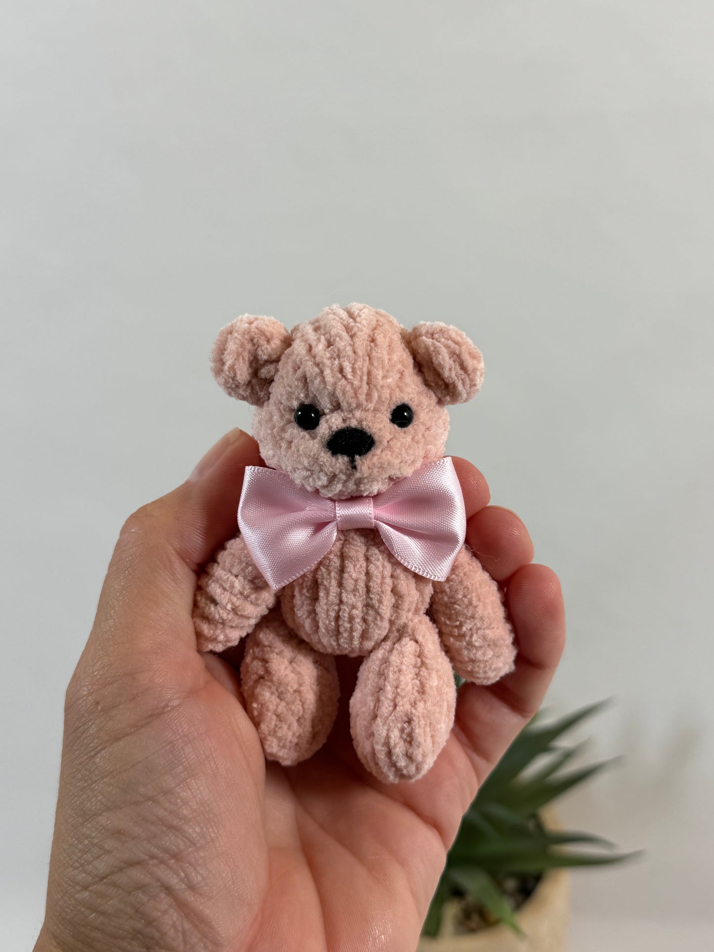 Mini ours tricotés en fil chenille – 9 cm | Porte-clés ou talisman porte-bonheur