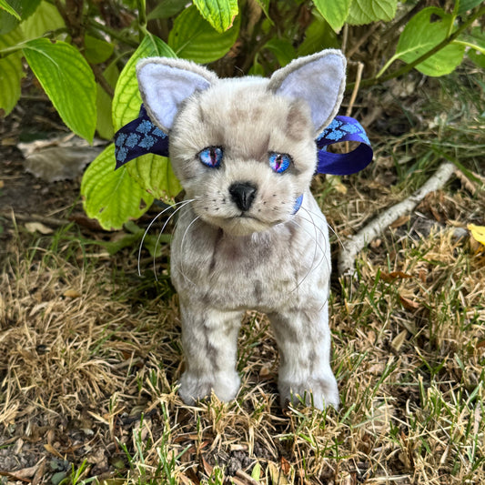 Chat réaliste fait main Mistigri en fausse fourrure ocelot gris, vu de face