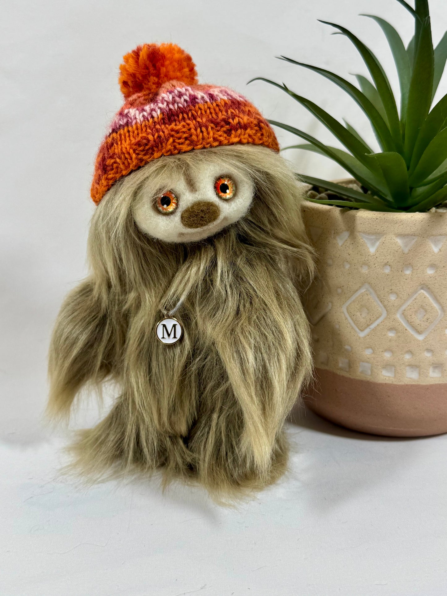 Moka, Frimousse féérique en fausse fourrure marron et blond avec bonnet tricoté main – Collection Premiers Frissons, Un Ours dans ma Maison