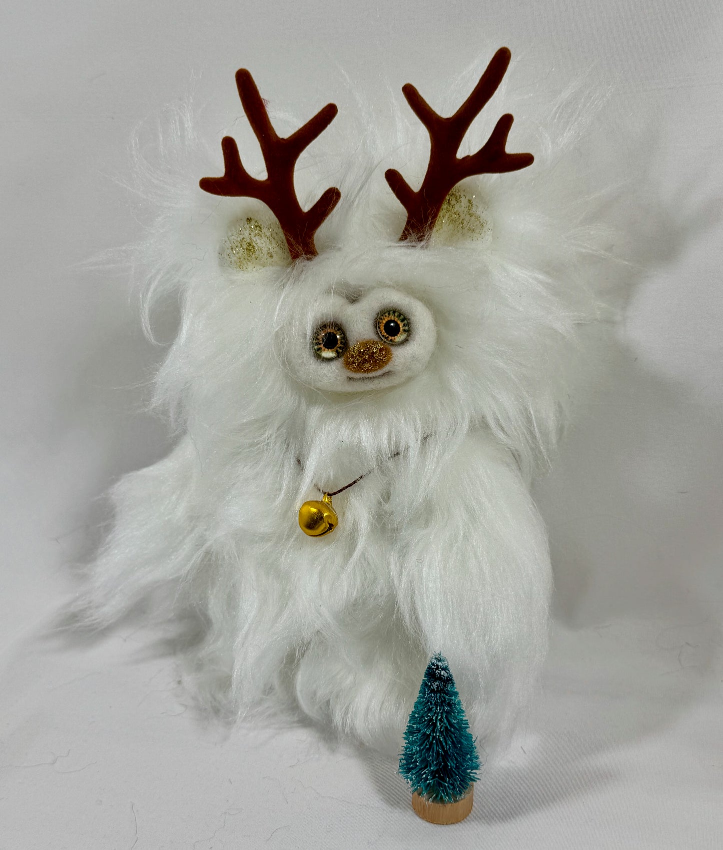 Frimousse de Noël “Neige” – Peluche de collection articulée 17 cm | yeux en verre & visage feutré
