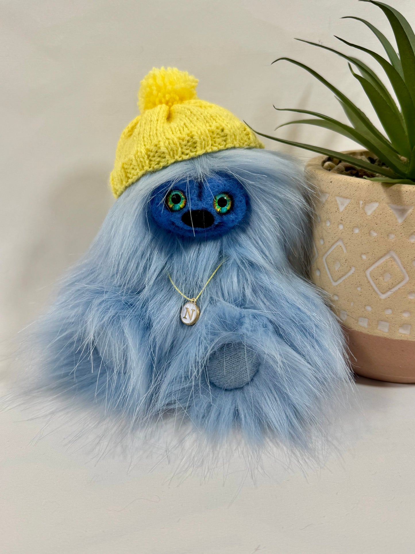 Nemo, Frimousse féérique en fausse fourrure bleue avec bonnet tricoté jaune – Collection Premiers Frissons, Un Ours dans ma Maison