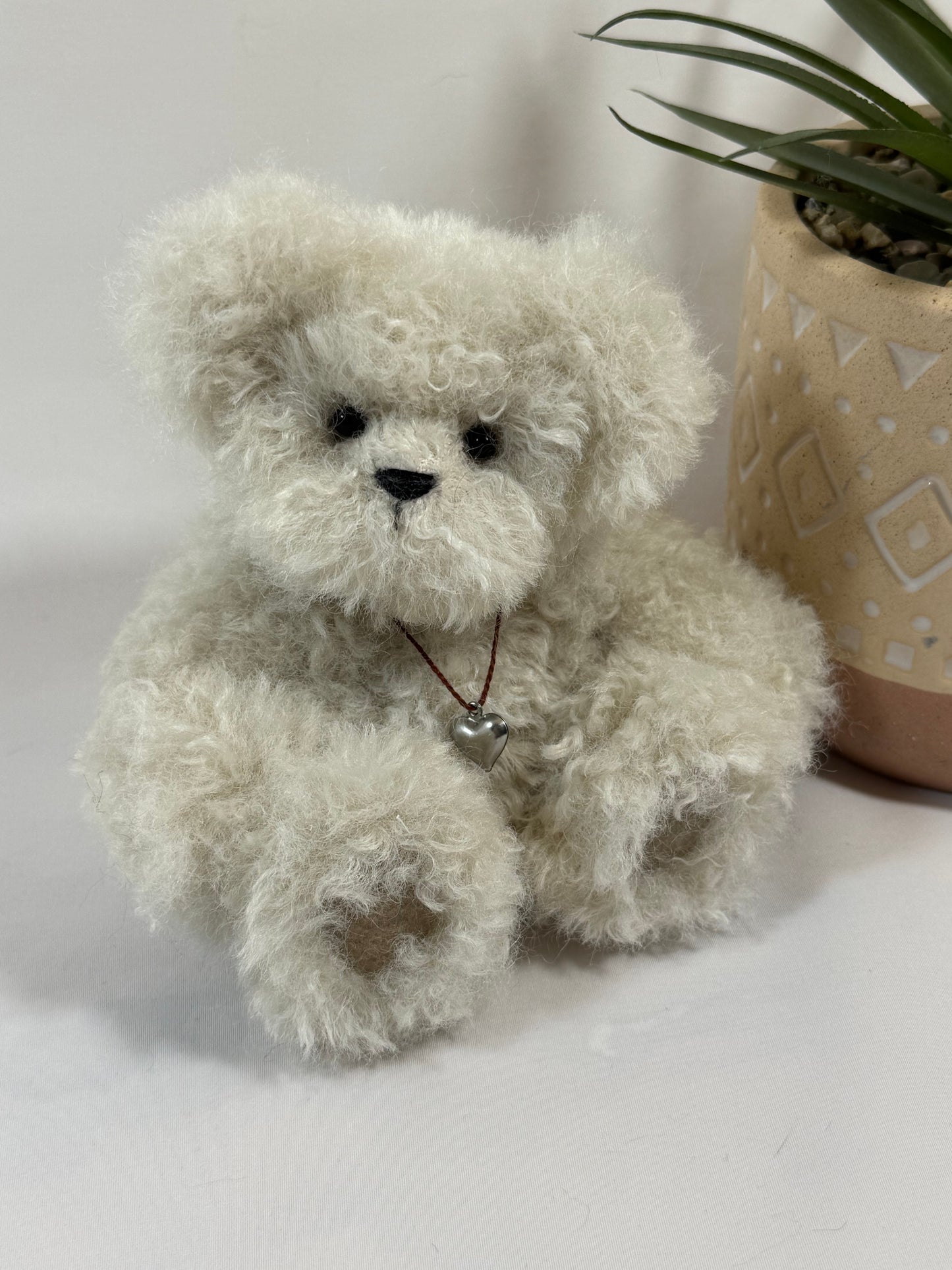 Ours de collection artisanal 15 cm en fausse fourrure beige bouclée