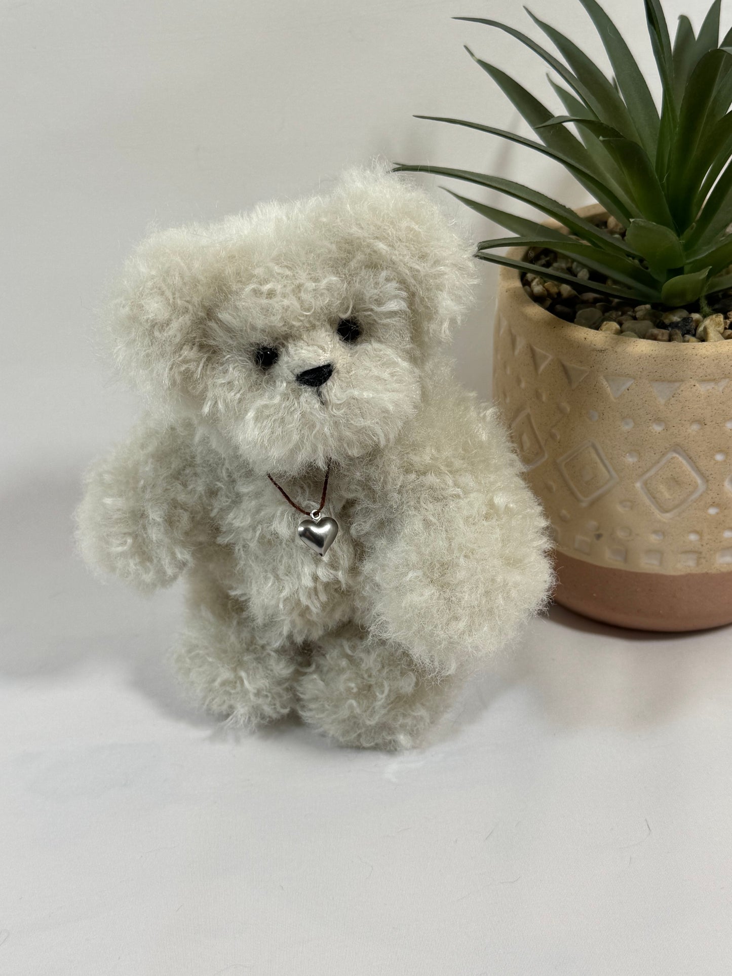 Nuage – Ours de collection articulé 15 cm en fausse fourrure bouclée beige | Pièce unique ou kit couture