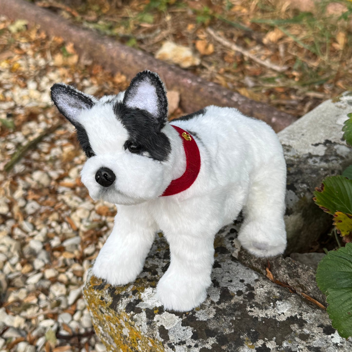 Chien Oreo en position debout, fausse fourrure douce et finitions haut de gamme