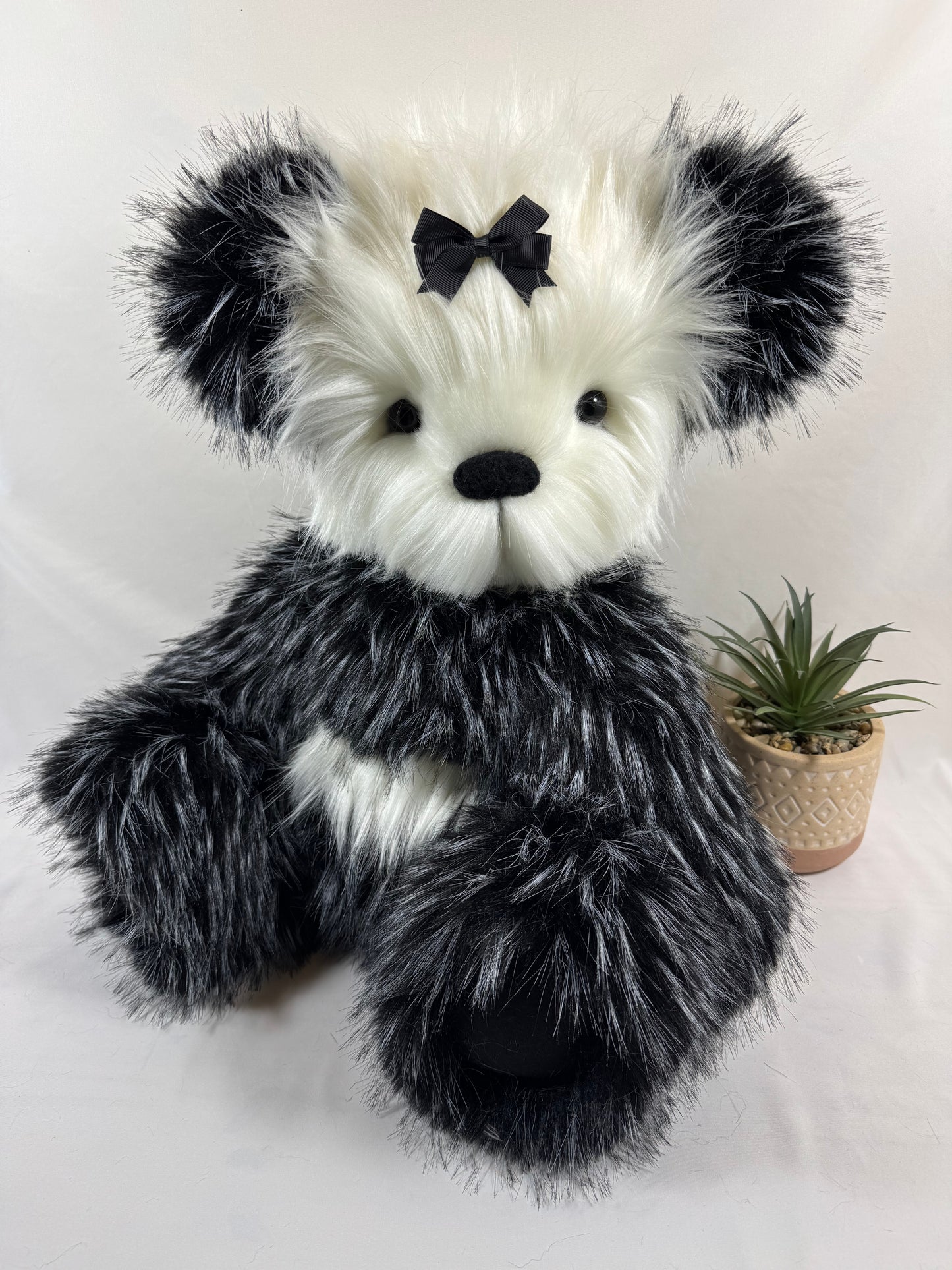 Ours de collection Misty 65 cm en fausse fourrure noire et blanche articulé