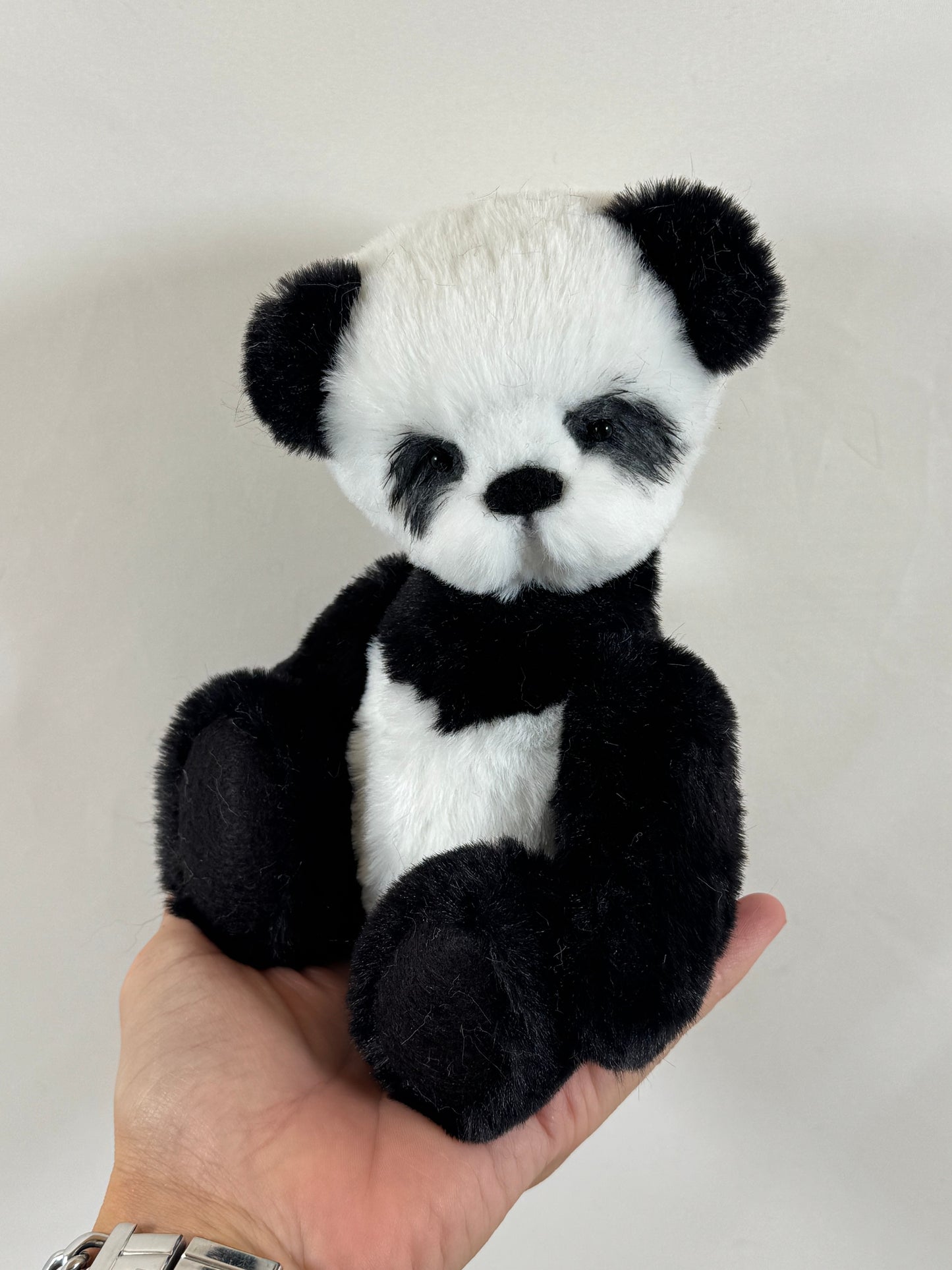 Pandi, panda noir et blanc 20 cm assis, création artisanale unique non destinée aux enfants