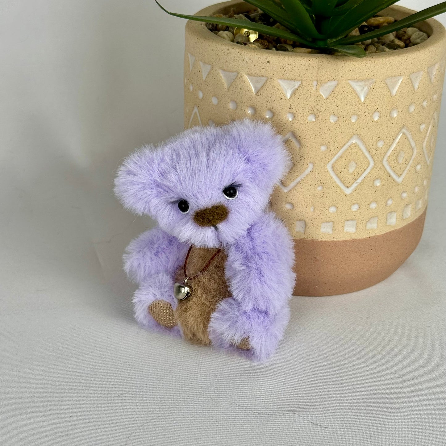 Ours en peluche miniature lavande de 10 cm, fait main et articulé à l’ancienne