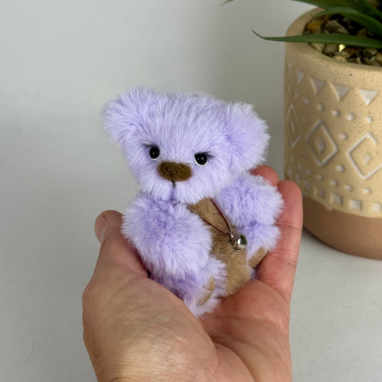 mini ours artisanal Pastel dans la main de sa créatrice