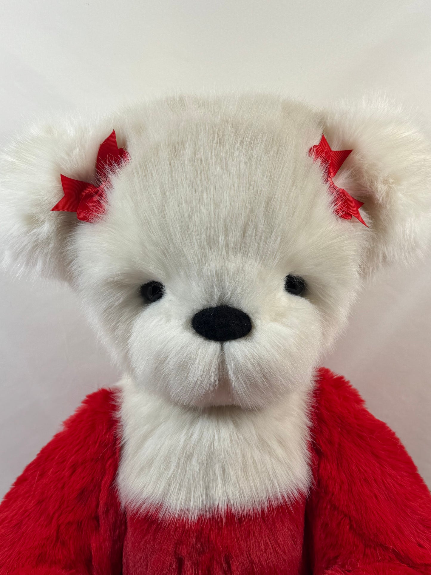 Détail des pattes rouges et articulations à l’ancienne de l’ours Pomme d’Amour