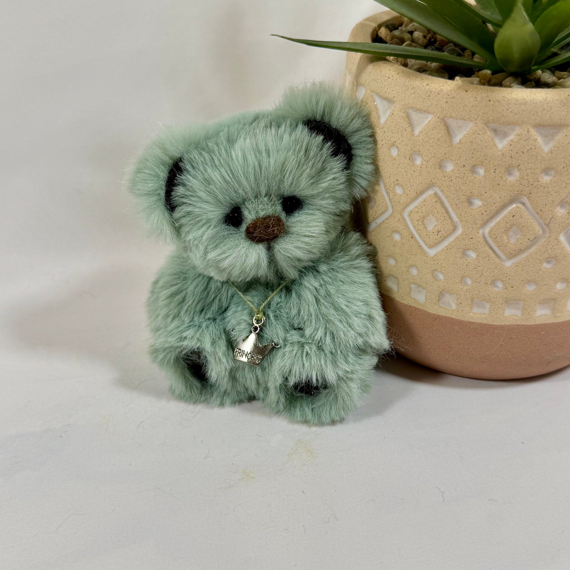 Ours miniature de collection Princess 10 cm cousu main en fausse fourrure vert tendre