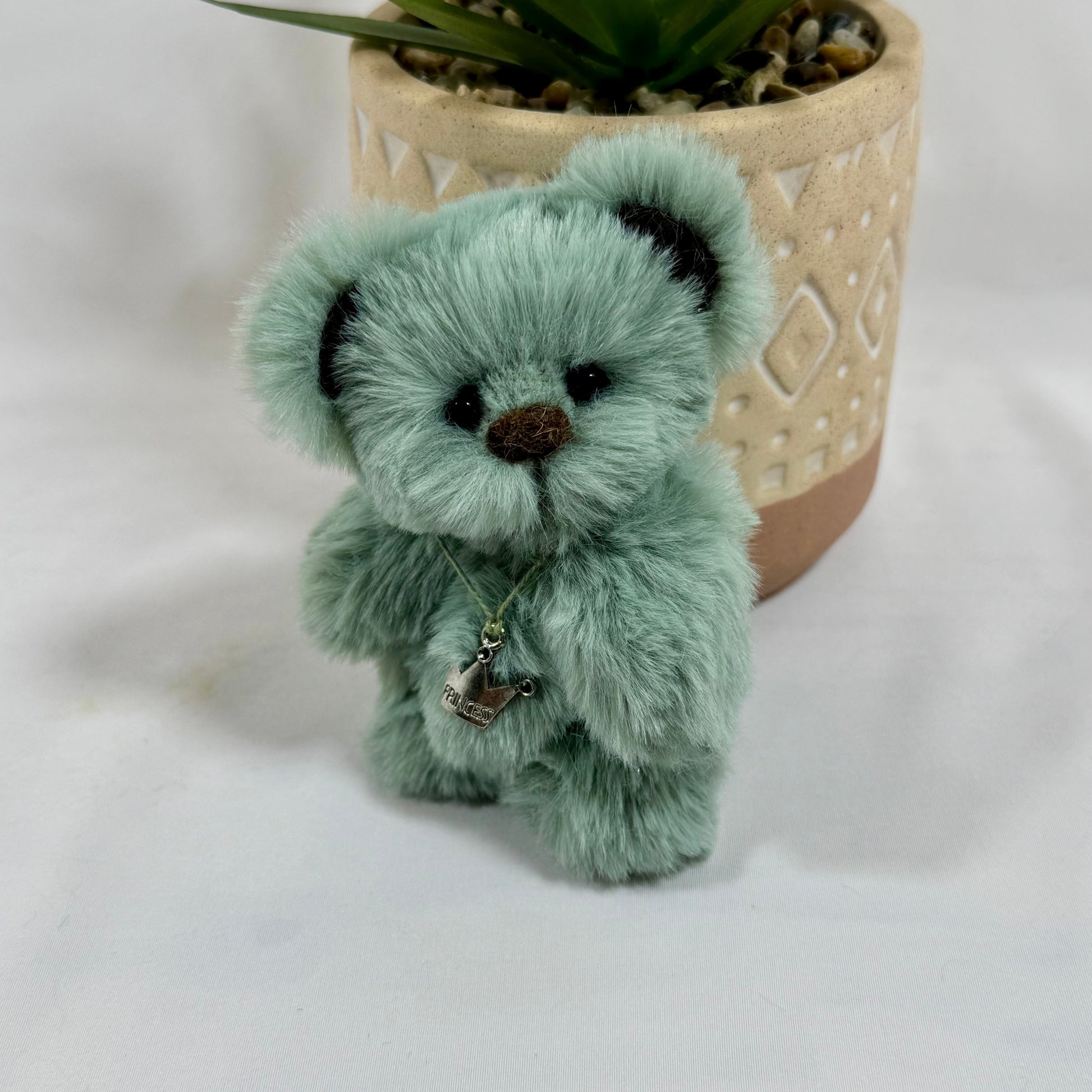 Petit ours artisanal articulé Princess avec yeux en verre noir et pendentif