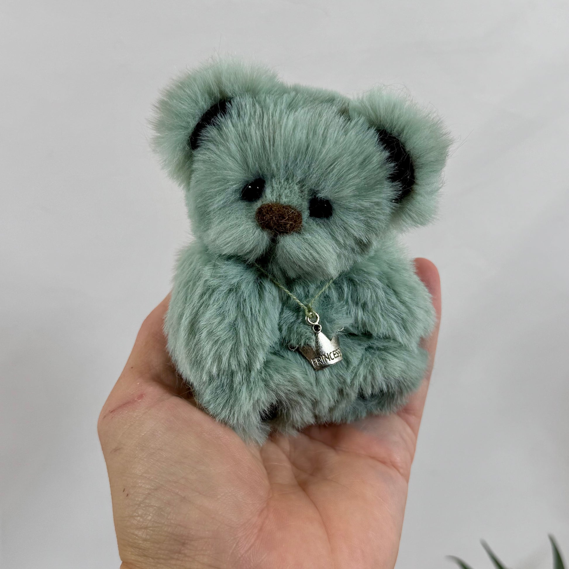 Ours miniature artisanal vert tendre 10 cm avec certificat d’authenticité