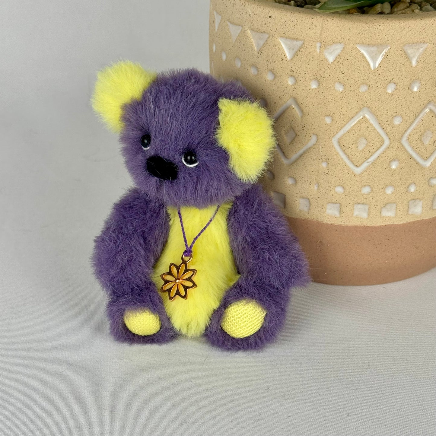Mini ours de 10 cm en fausse fourrure colorée, nez feutré et finitions faites main.
