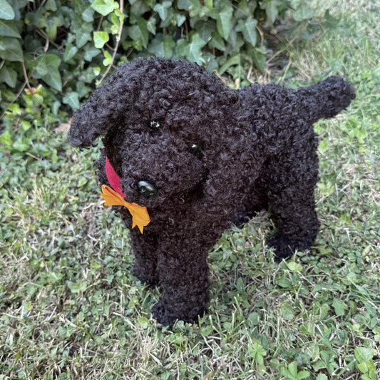 RESERVE 🐾 Réglisse – Caniche noir réaliste fait main (50 cm), yeux en verre, fausse fourrure, certificat, médaillon gravé