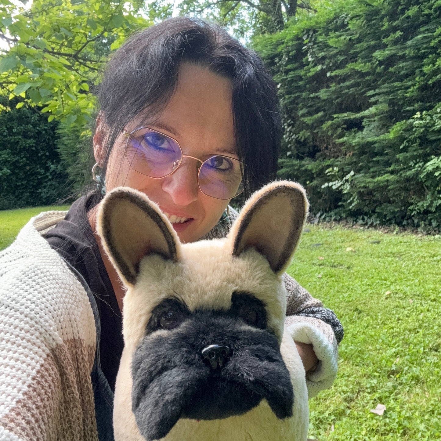 🐶 Bouledogue français réaliste articulé – Peluche d’art en fausse fourrure beige – "Rio"