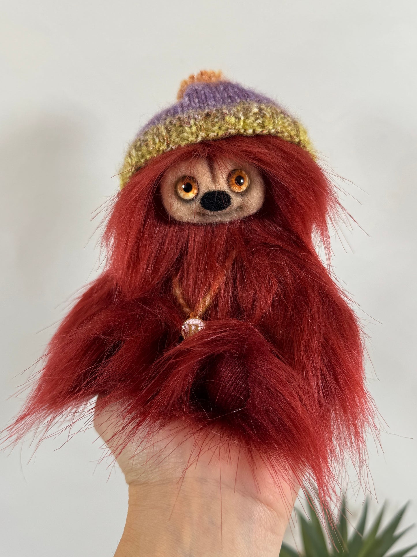 Frimousse Roussy articulée à l’ancienne, création unique de 17 cm en fausse fourrure rouge – Un Ours dans ma Maison