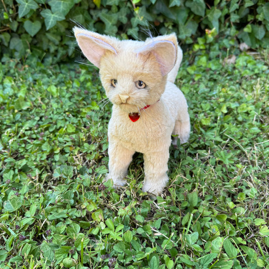 Chaton réaliste beige Sailor fait main, posé assis