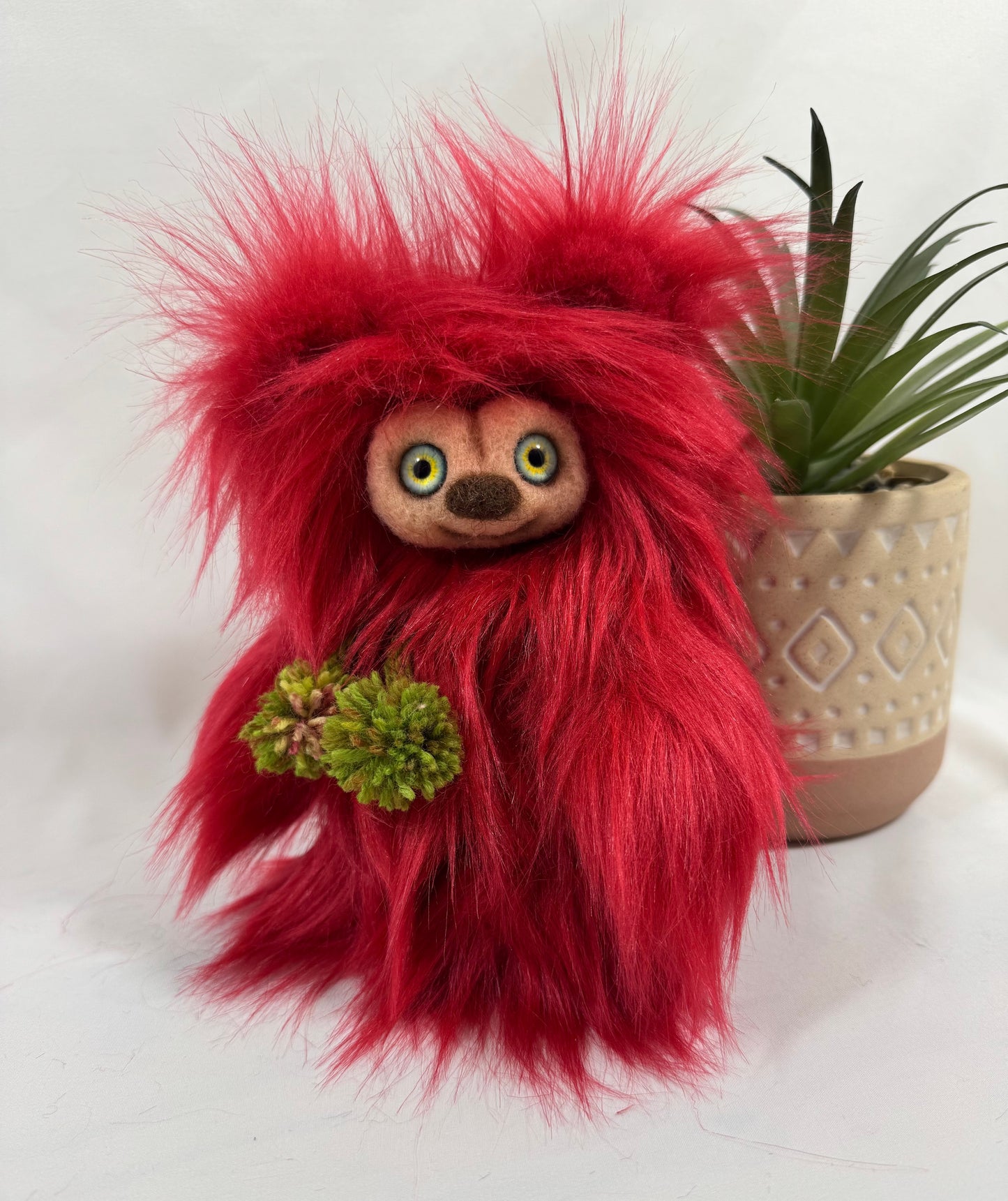 Ours de collection fait main Tao avec écharpe pompons et fausse fourrure rouge