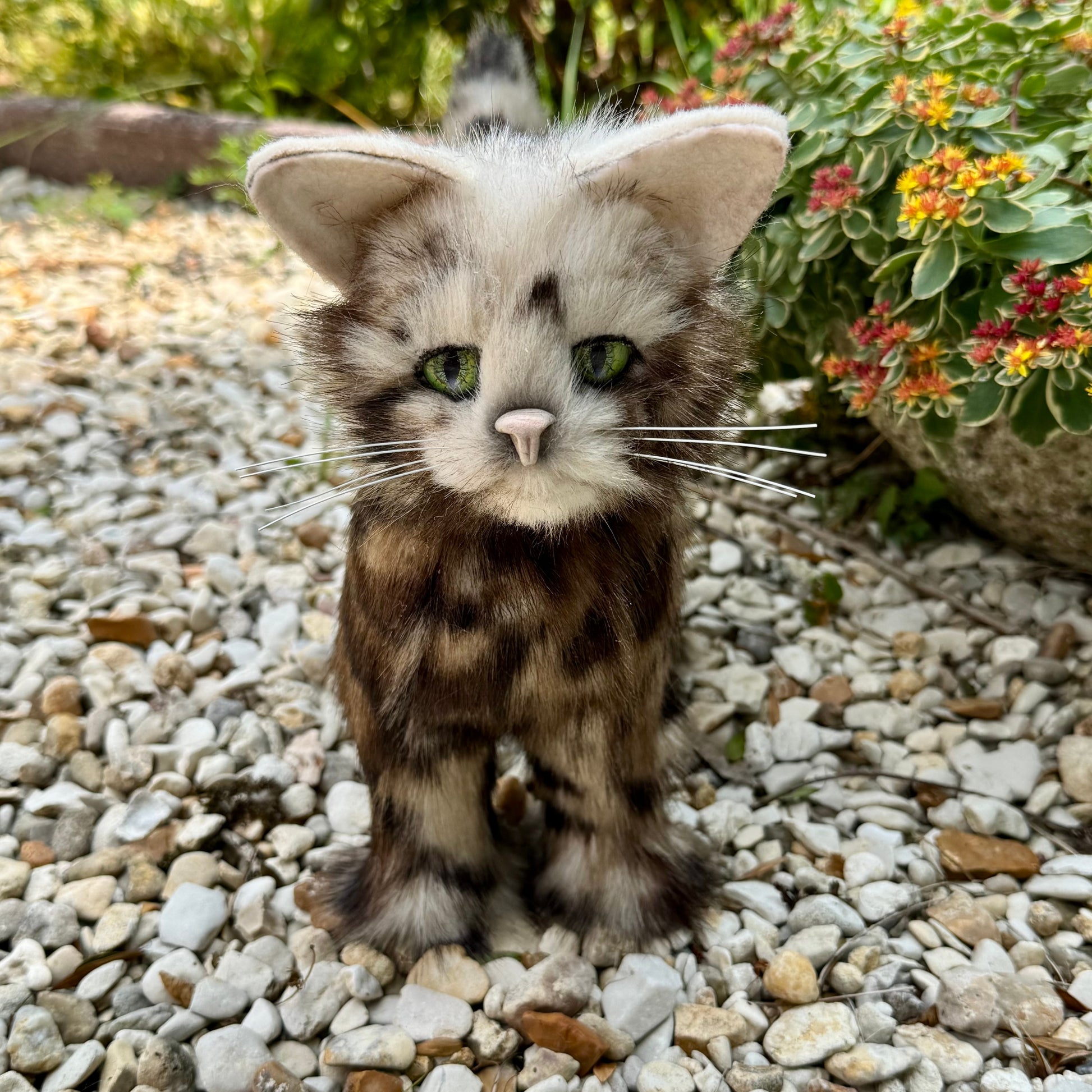 Détail du visage de Topaze, chat de collection fait main aux yeux en verre