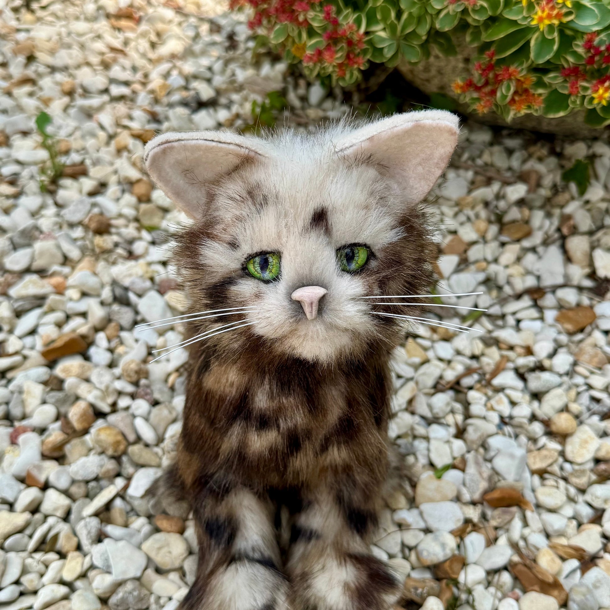 Chat réaliste Topaze reniflant des fleurs, création artisanale unique