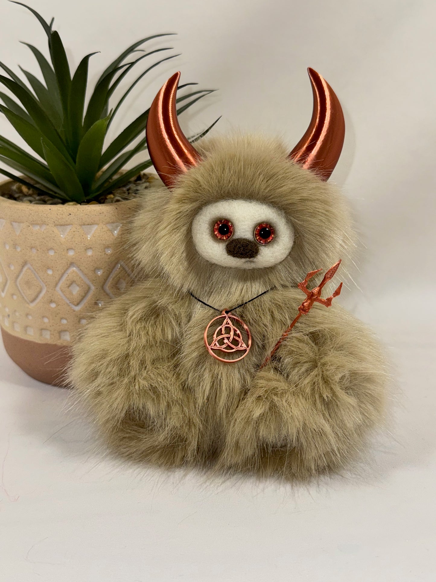 Veloria – Frimousse Démon Articulée 15 cm | Peluche de Collection Artisanale | Cornes Amovibles | Articulation Traditionnelle