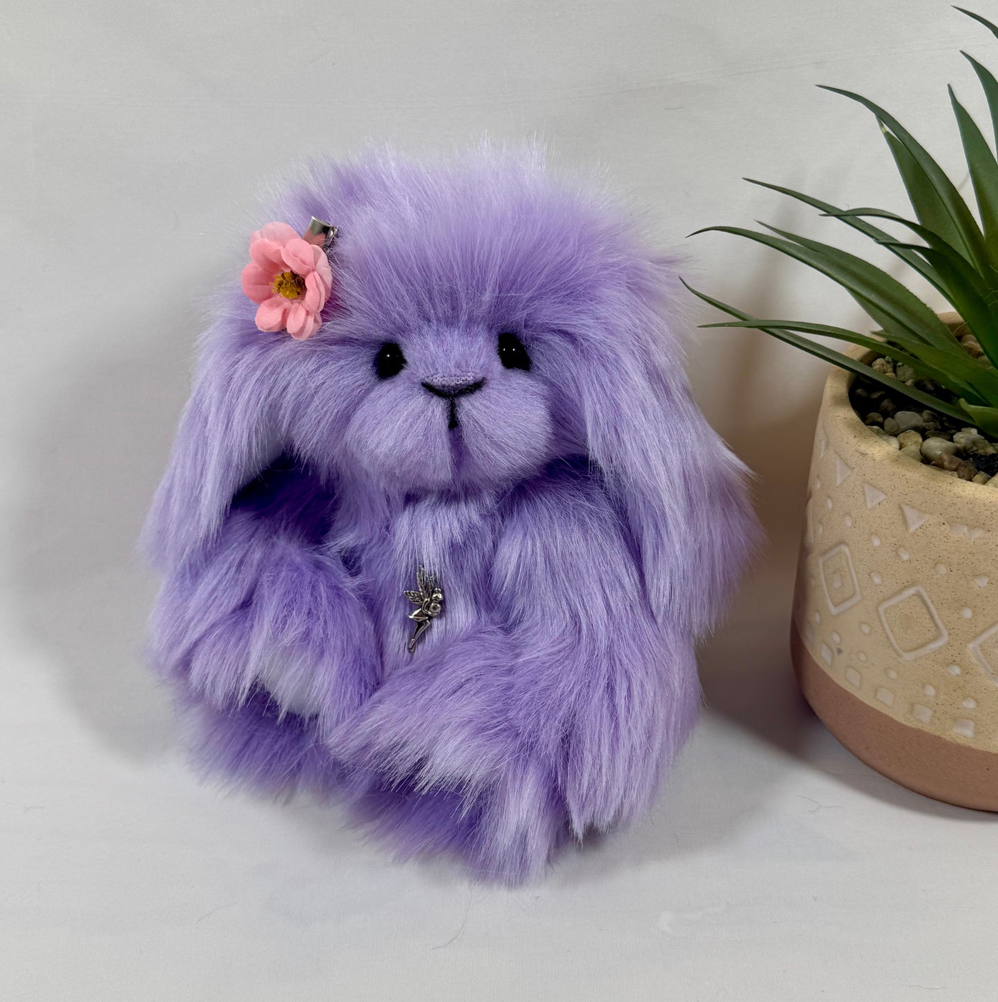Lapine de collection Violette 20 cm en fausse fourrure mauve