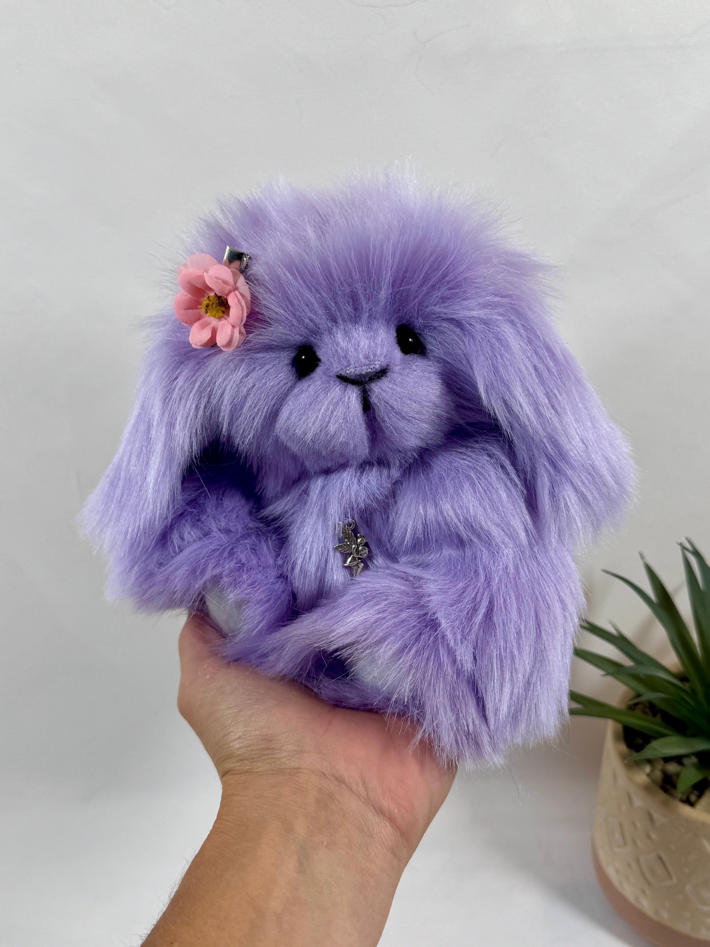 Peluche artisanale Violette avec barrette fleur amovible