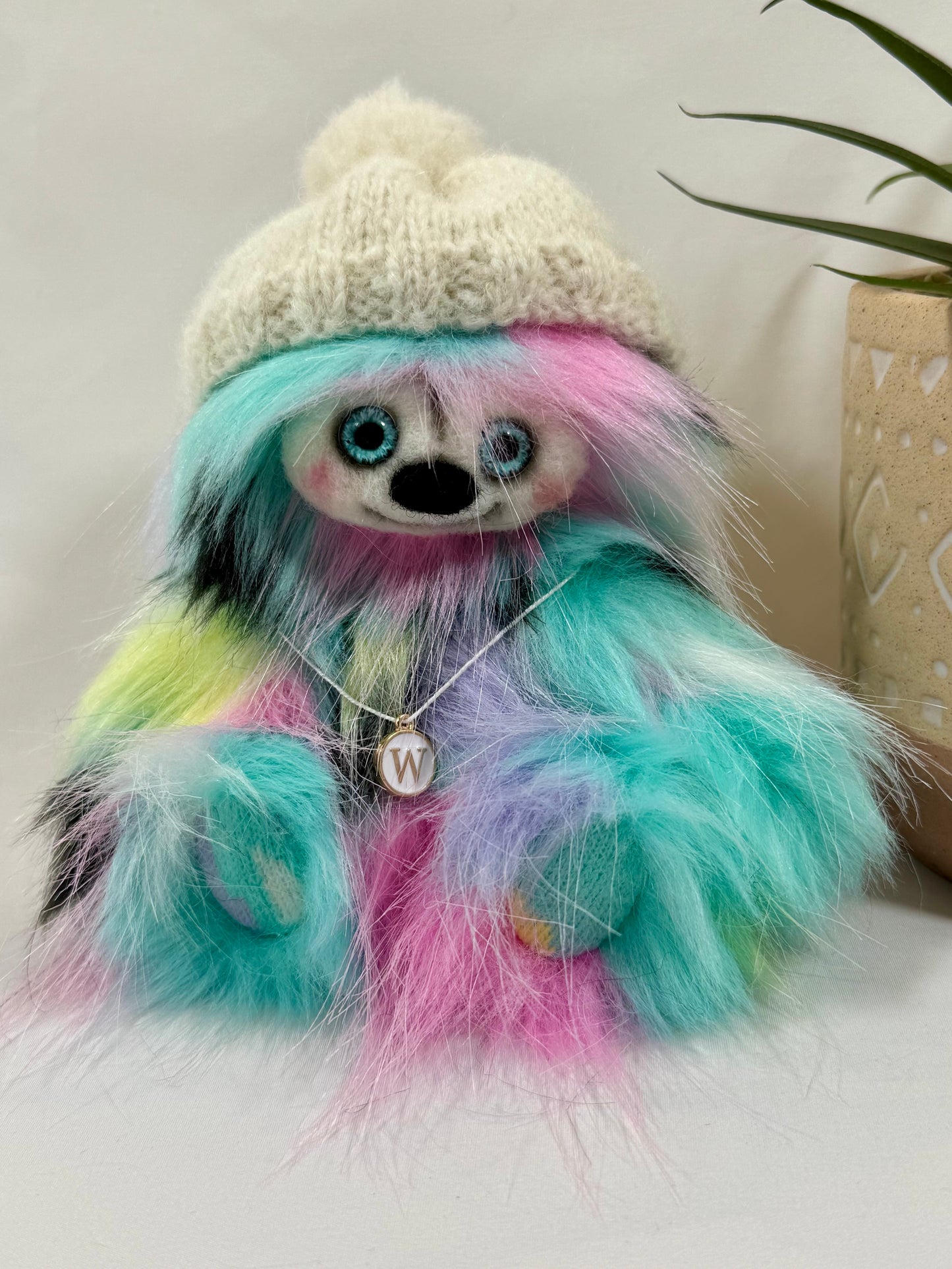 Wina, Frimousse féérique multicolore en fausse fourrure avec yeux bleus – Collection Premiers Frissons, Un Ours dans ma Maison