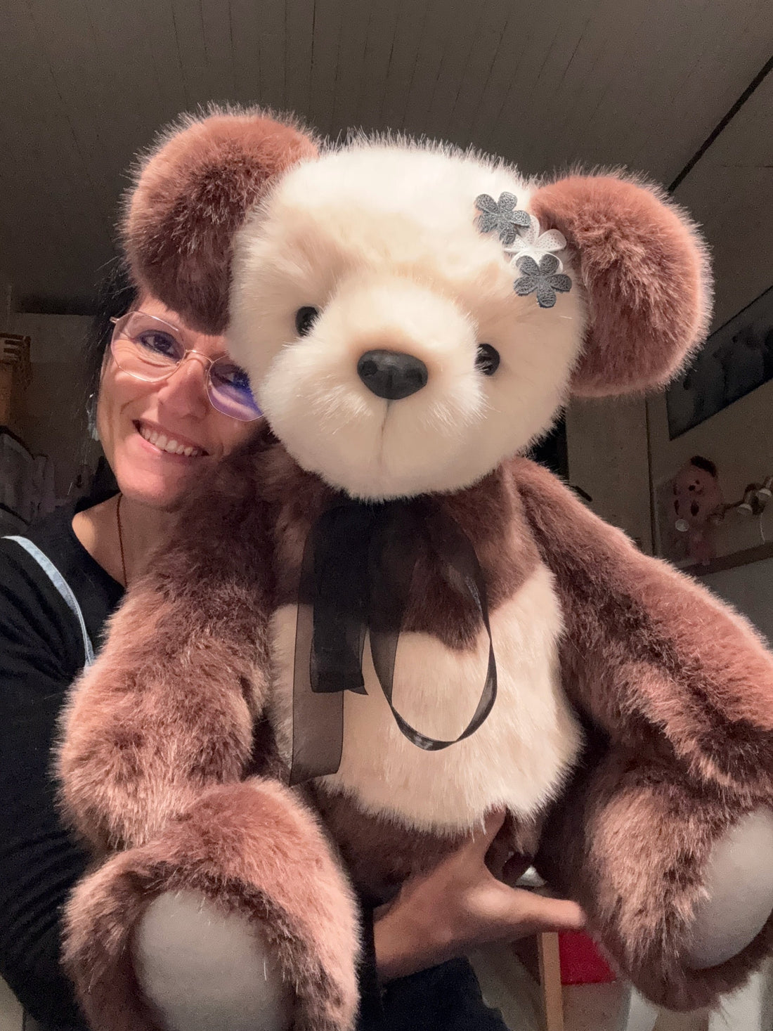 Flowers – Grande ourse de collection 65 cm, une présence douce et intemporelle