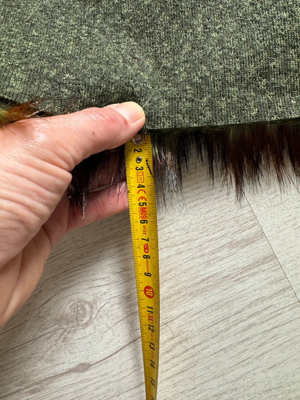 Fausse fourrure rayée marron noir fond kaki – poils longs 4/5cm – laize 160 cm
