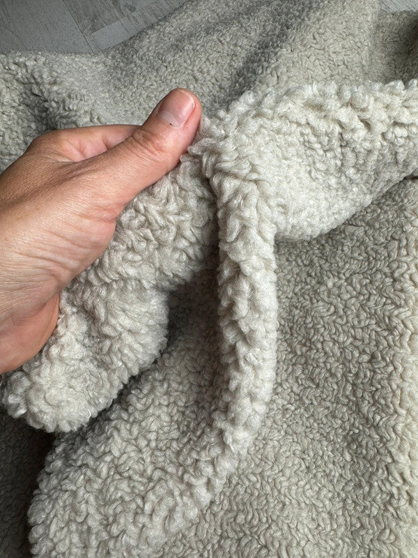 🐺 Fausse Fourrure poils bouclés effet mouton beige grisonnant – Poils moyens frisés– Largeur 160 cm ✂️