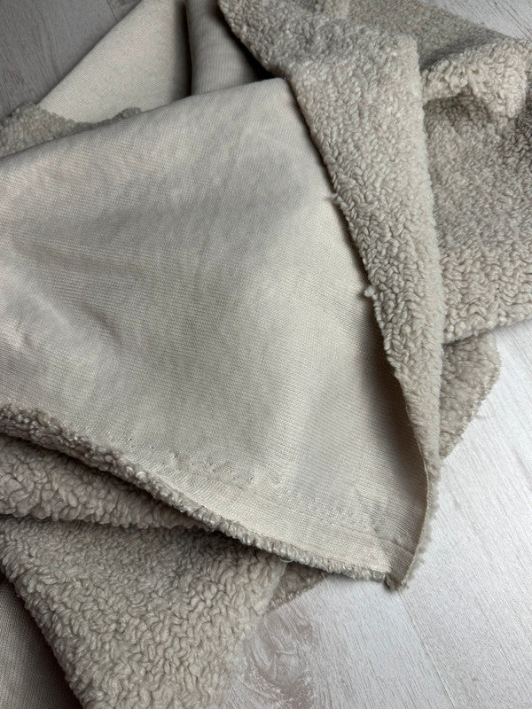 🐺 Fausse Fourrure poils bouclés effet mouton beige grisonnant – Poils moyens frisés– Largeur 160 cm ✂️