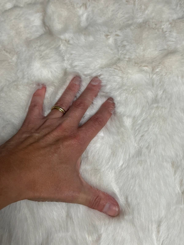 Coupon tissu fausse fourrure texturée blanc cassé très douce à poils mi-longs 30cm x 90cm