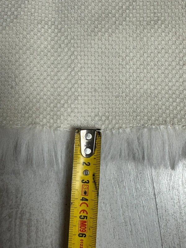Coupon tissu fausse fourrure texturée blanc cassé très douce à poils mi-longs 30cm x 90cm
