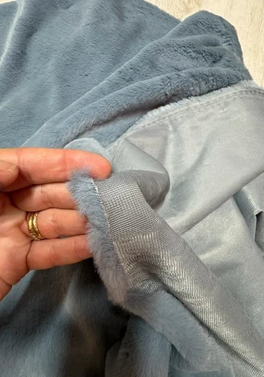 Coupon tissu fausse fourrure très douce et à poils courts bleu 50cm x 77cm