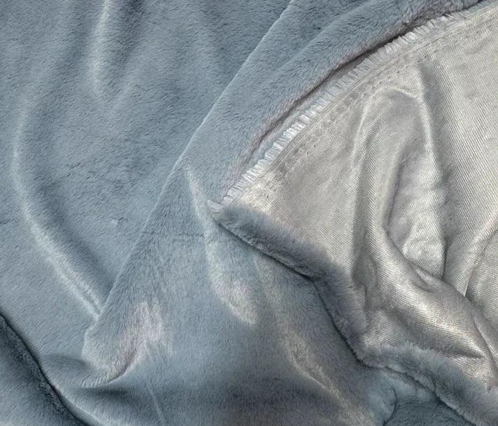 Coupon tissu fausse fourrure très douce et à poils courts bleu 50cm x 77cm