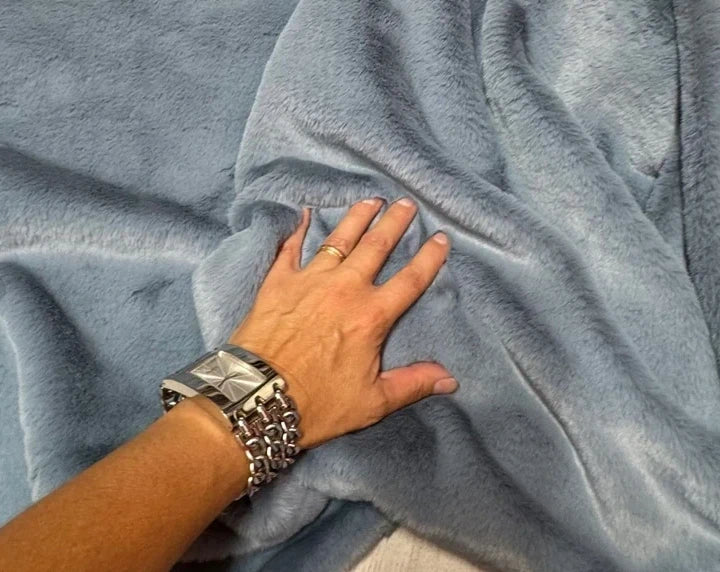 Coupon tissu fausse fourrure très douce et à poils courts bleu 50cm x 77cm