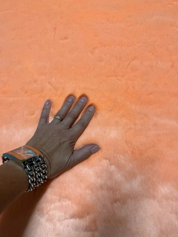 Coupon tissu fausse fourrure à poils mi-longs corail 30cmx80cm