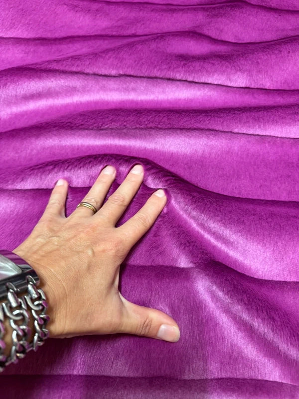 Coupon tissu fourrure douce de qualité rayée fuchsia violet à poils mi- longs 30cm x 162cm