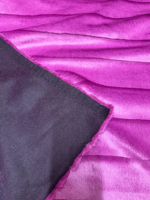 Coupon tissu fourrure douce de qualité rayée fuchsia violet à poils mi- longs 30cm x 162cm