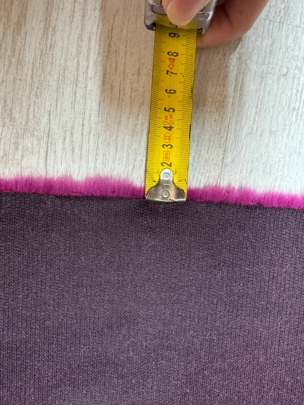 Coupon tissu fourrure douce de qualité rayée fuchsia violet à poils mi- longs 30cm x 162cm
