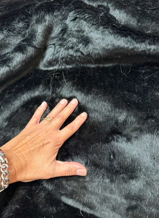 Coupon tissu fausse fourrure douce légère à poils mi-longs noir 30cmx78cm