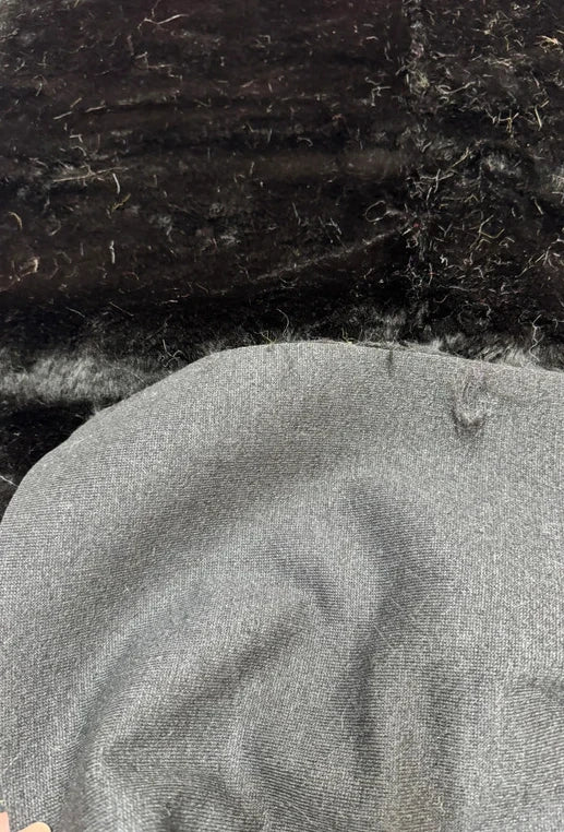 Coupon tissu fausse fourrure douce légère à poils mi-longs noir 30cmx78cm