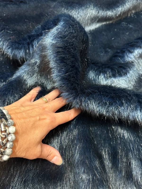 Coupon tissu fourrure douce, épaisse de qualité bleu marine à poils mi-longs 30cm x 74cm