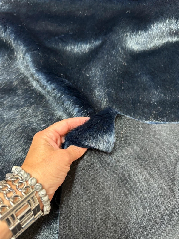 Coupon tissu fourrure douce, épaisse de qualité bleu marine à poils mi-longs 30cm x 74cm
