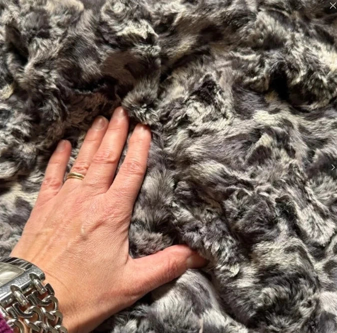 Coupon tissu fausse fourrure texturée bouclée à poils courts gris noir 35cm x 135cm