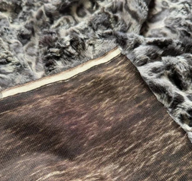 Coupon tissu fausse fourrure texturée bouclée à poils courts gris noir 35cm x 135cm