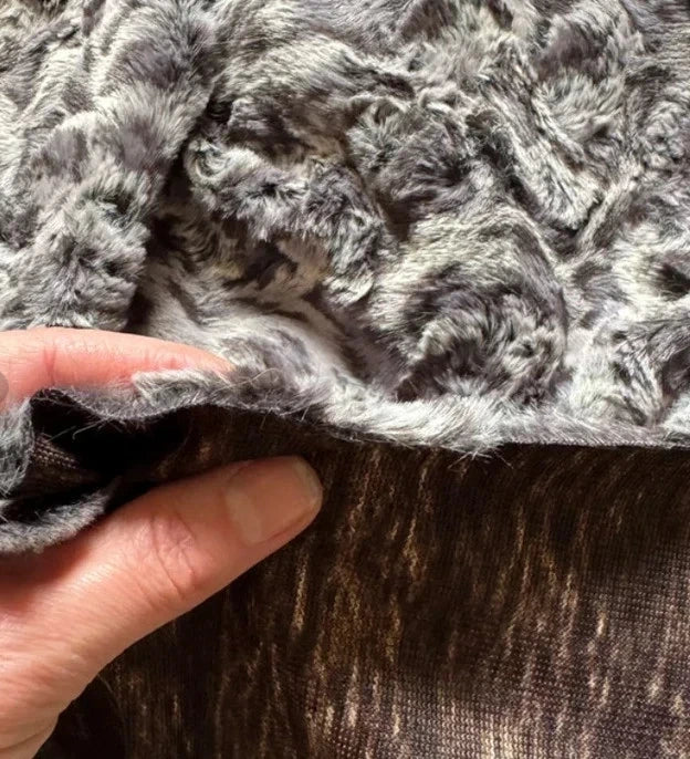 Coupon tissu fausse fourrure texturée bouclée à poils courts gris noir 35cm x 135cm